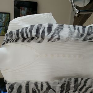 Women's s/s sweater rib detail and button front to peplum waistline